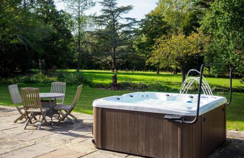 Upper Dicker House | Countryside Retreat packed with Activities Tennis including Hot Tub, BBQ, Darts, Karaoke