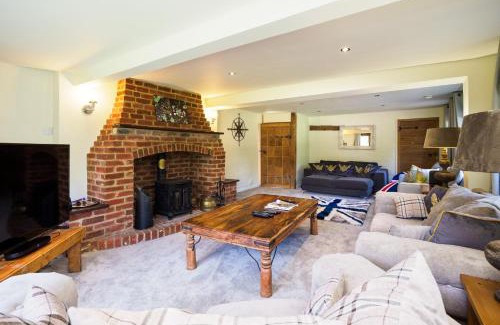 Upper Dicker House | Countryside Retreat packed with Activities Tennis including Hot Tub, BBQ, Darts, Karaoke