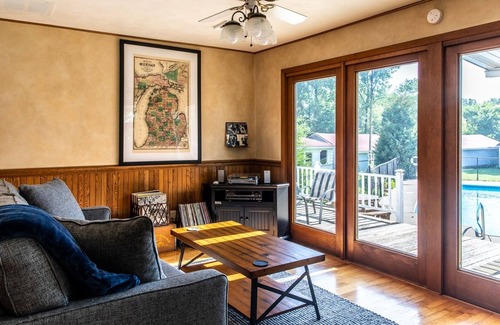 Baroda House | County Estate With Pool, Movie Barn, Dog Run, 20 Acres & More! - 20 acre country