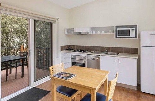 Cowes Apartment | Couple retreat sharing passion for MGP walk to the circuit relax in restaurant