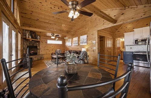 Broken Bow Cabin | Couples Cabin/Secluded Deck/Near State Park