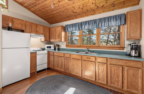 Hot Springs Cabin | Couples Cabin w/King Bed, Wi-Fi, Hot Tub, & Grill in WNC Mtns