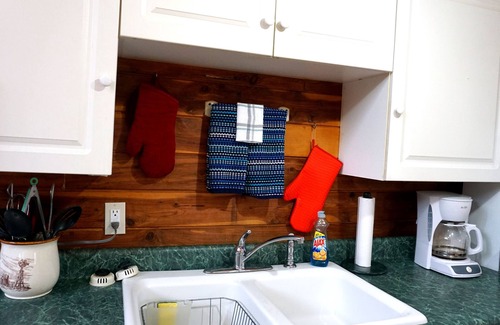 Bismarck Cabin | Couples/Family Secluded Getaway Near Hot Springs-Jacuzzi Overlooking Mountains!