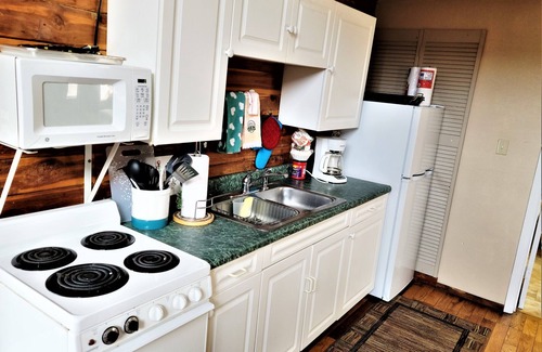 Bismarck Cabin | Couples/Family Secluded Getaway Near Hot Springs-Jacuzzi Overlooking Mountains!