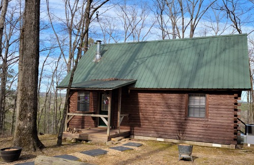 Bismarck Cabin | Couples/Family Secluded Getaway Near Hot Springs-Jacuzzi Overlooking Mountains!
