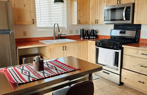 El Prado House | Couples getaway in cozy casita! Taos mountain Views!