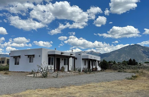 El Prado House | Couples getaway in cozy casita! Taos mountain Views!