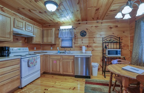 Gatlinburg - Pigeon Forge Cabin | Couples Getaway! Private, Romantic, Cabin with Jacuzzi & Hot Tub in Gatlinburg