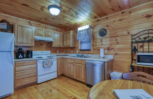 Gatlinburg - Pigeon Forge Cabin | Couples Getaway! Private, Romantic, Cabin with Jacuzzi & Hot Tub in Gatlinburg