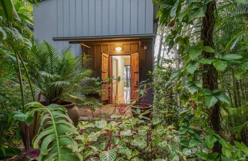 Mapleton Villa | Couples Getaway. Sunshine Coast Hinterland. Cosy with Fireplace. Pet-Friendly!