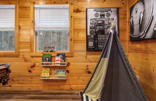 Sevierville Cabin | Couples Refuge by Ghosal Luxury Lodging