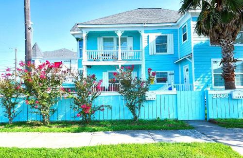 Galveston House | Couples Retreat By Beach & Pleasure Pier-1 block away- 2BED 2Bath- 7 Minutes to Cruise Terminal-CasaAzul-2605A-