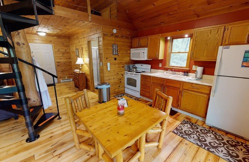 Laurelville Cabin | Couples wooded getaway