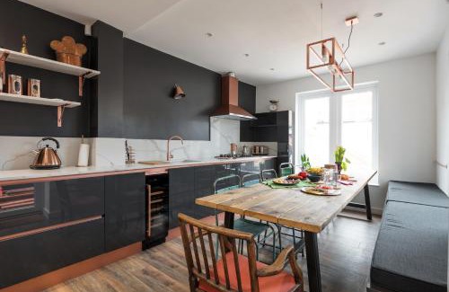 Haringey Apartment | Courcy Road - 7 bedroom - sleeps up to 22