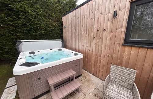 Hadlow House | Court Lane Stables - Premium Rural Retreat with Hot Tub
