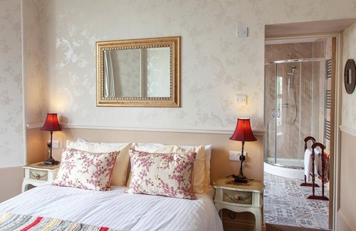 Torquay City Centre Bed & Breakfast | Court Prior Boutique B&B – Deluxe King + parking