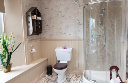 Torquay City Centre Bed & Breakfast | Court Prior Boutique B&B – Deluxe King + parking