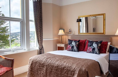 Torquay City Centre Bed & Breakfast | Court Prior Boutique B&B – Deluxe King + parking