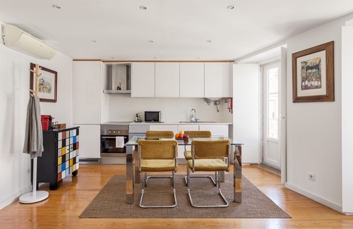 Sacramento Apartment | Courtesy Chiado STYLISH & SUNNY