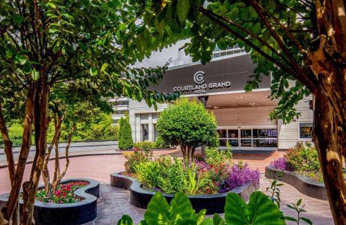Peachtree Center Hotel | Courtland Grand Hotel, Trademark Collection by Wyndham former Sheraton Atlanta