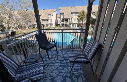 Hilton Head Island Condo | Courtside Villas - Overlooking Pool, Walk to Beach