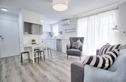 Glenelg North Apartment | Courtyard 2 bdm close to airport, beach & city