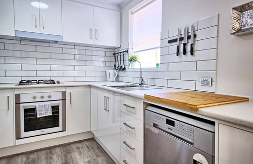 Glenelg North Apartment | Courtyard 2 bdm close to airport, beach & city