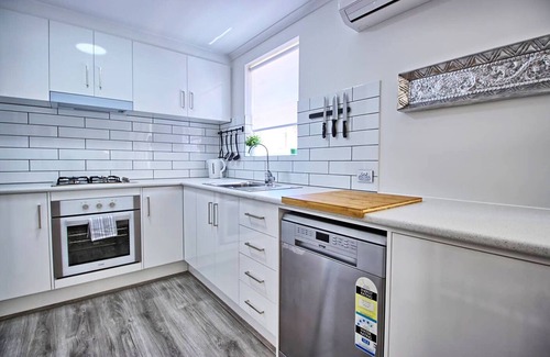 Glenelg North Apartment | Courtyard 2 bdm close to airport, beach & city
