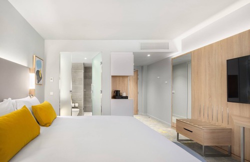 Roissy-en-France Hotel | Courtyard by Marriott Paris Charles de Gaulle Central Airport