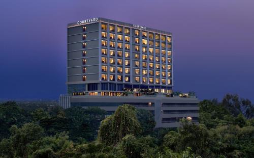 Thaltej Hotel | Courtyard by Marriott Ahmedabad Sindhu Bhavan Road