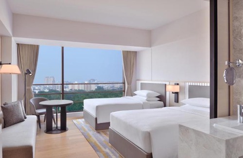 Thaltej Hotel | Courtyard by Marriott Ahmedabad Sindhu Bhavan Road