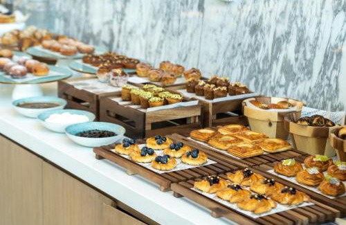 Thaltej Hotel | Courtyard by Marriott Ahmedabad Sindhu Bhavan Road