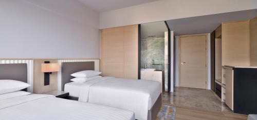 Thaltej Hotel | Courtyard by Marriott Ahmedabad Sindhu Bhavan Road