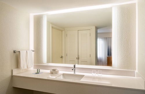 Central Naples Hotel | Courtyard by Marriott - Naples