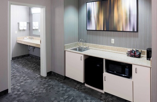 Greenwich Hotel | Courtyard by Marriott Wichita East