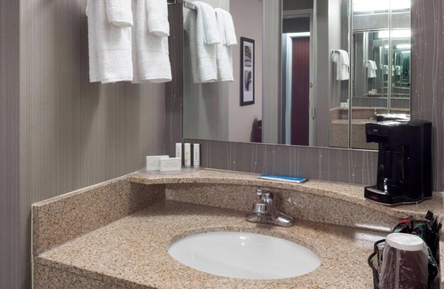 Greenwich Hotel | Courtyard by Marriott Wichita East