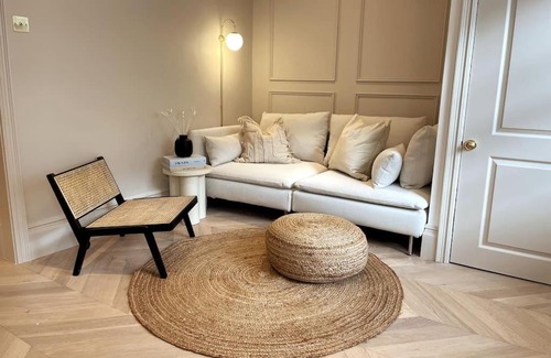 Newton St Loe Apartment | Courtyard Garden, Beautifully Finished Flat - BA1