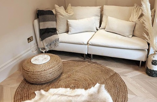 Newton St Loe Apartment | Courtyard Garden, Beautifully Finished Flat - BA1