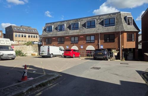 Swindon Apartment | Courtyard Highstreet Retreat