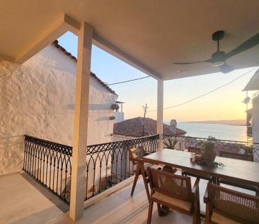 Ayvalik City Center Apartment | Courtyard Home w Lesvos Island View