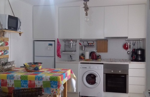 Sesimbra Apartment | Courtyard House - Sun, Barbecue, 3 'walk from the beach