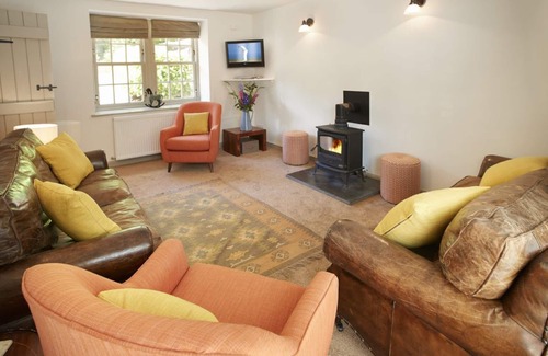 Kelso House | Courtyard House is a restored wing of a large Victorian Farmhouse and sleeps six within a rural loca