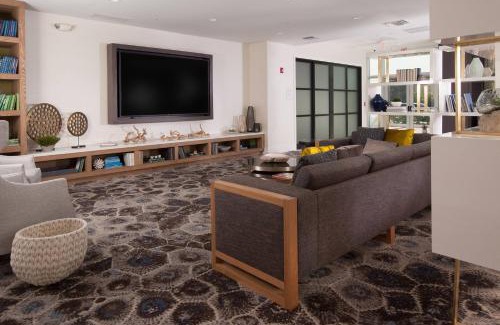 Coral Gables Section Hotel | Courtyard Miami Coral Gables