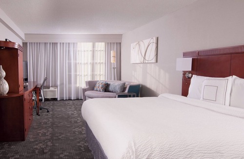 Coral Gables Section Hotel | Courtyard Miami in Coral Gables by Marriott
