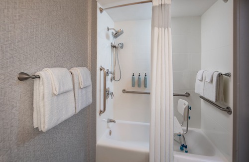 Coral Gables Section Hotel | Courtyard Miami in Coral Gables by Marriott