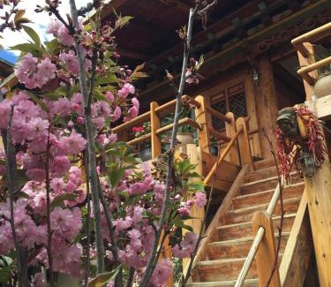 Shangri-La Bed & Breakfast | Courtyard Shangri-la 藏舍小院