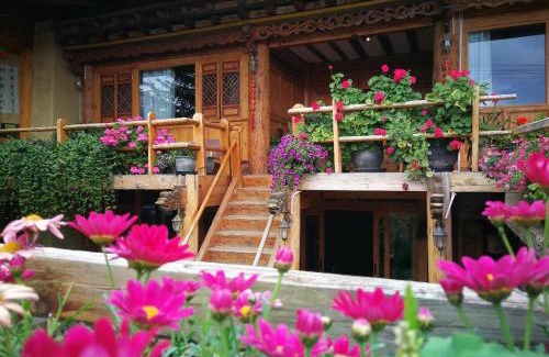Shangri-La Bed & Breakfast | Courtyard Shangri-la 藏舍小院