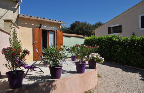 Lioux House | Courtyard terrace cliff view
