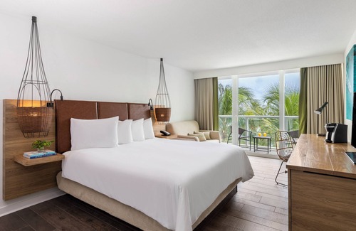 Islamorada Hotel | Courtyard View King Room w/Balcony, Outdoor Pool & Free Parking