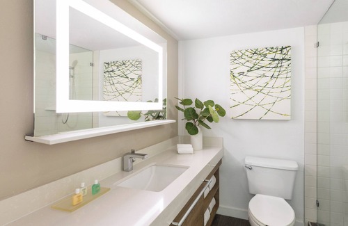 Islamorada Hotel | Courtyard View King Room w/Balcony, Outdoor Pool & Free Parking